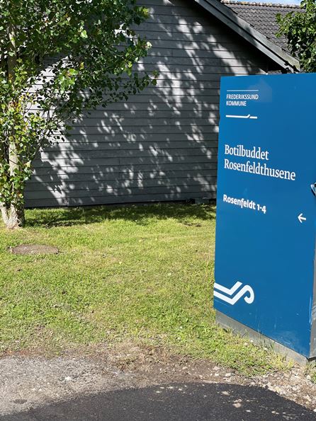 Skiltet ved indkørsel til Rosenfeldthusene