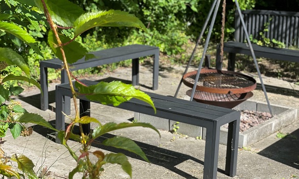 Bålsted i grønne omgivelser. Foto: Frederikssund Kommune. Bålsted i grønne omgivelser. Foto: Frederikssund Kommune.