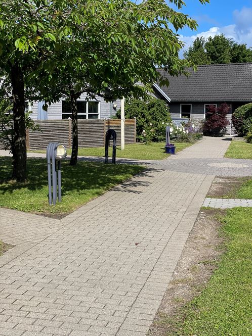 Rosenfeldthusene set fra adgangsvejen en sommerdag i 2024 Rosenfeldthusene set fra adgangsvejen en sommerdag i 2024